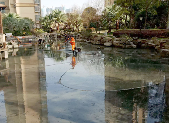 卢市镇景观池淤泥清理